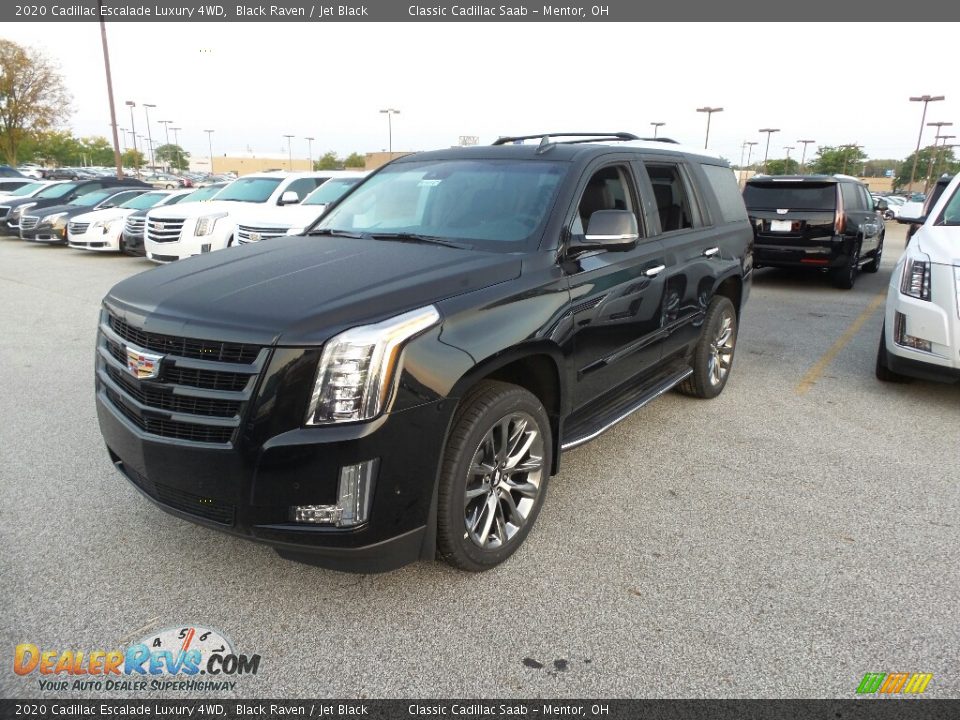 Front 3/4 View of 2020 Cadillac Escalade Luxury 4WD Photo #1