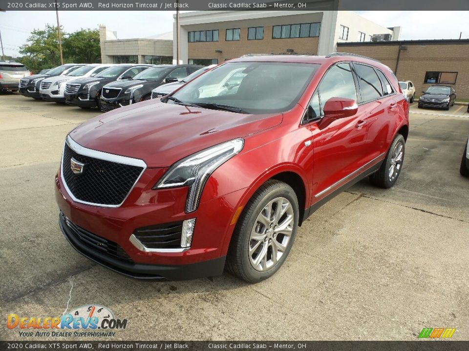 Front 3/4 View of 2020 Cadillac XT5 Sport AWD Photo #1