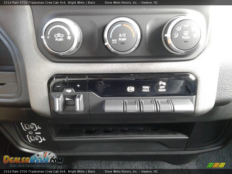 2019 Ram 3500 Tradesman Crew Cab 4x4 Bright White / Black Photo #21