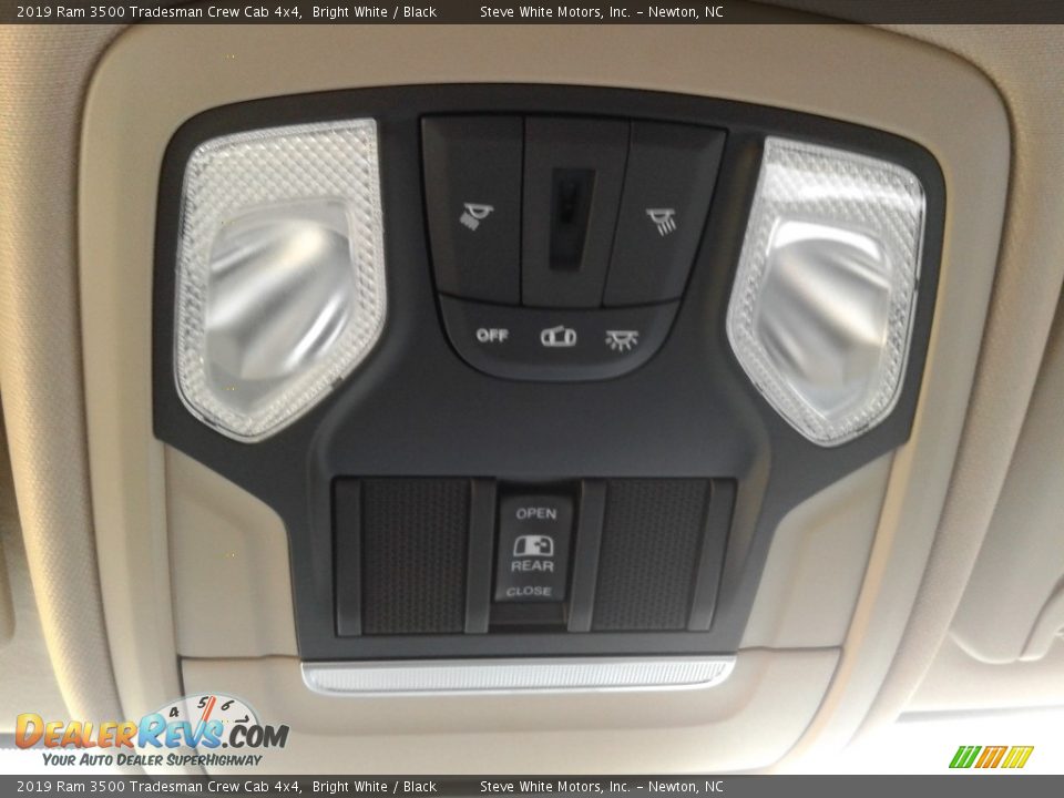 2019 Ram 3500 Tradesman Crew Cab 4x4 Bright White / Black Photo #23