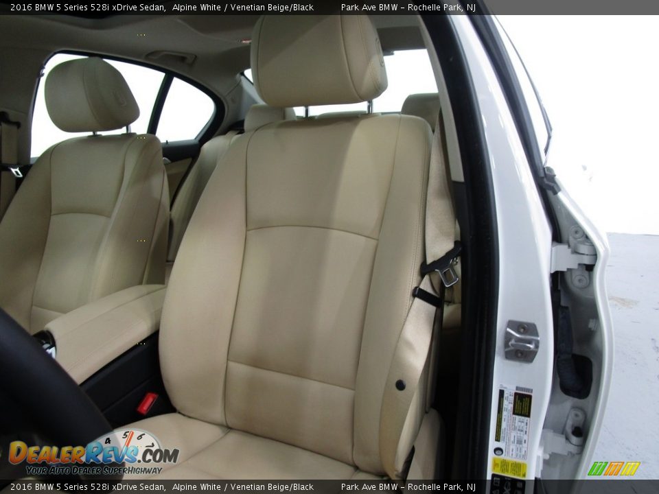 2016 BMW 5 Series 528i xDrive Sedan Alpine White / Venetian Beige/Black Photo #6