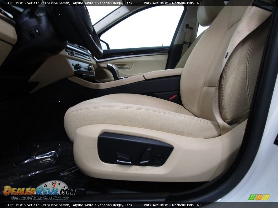 2016 BMW 5 Series 528i xDrive Sedan Alpine White / Venetian Beige/Black Photo #7