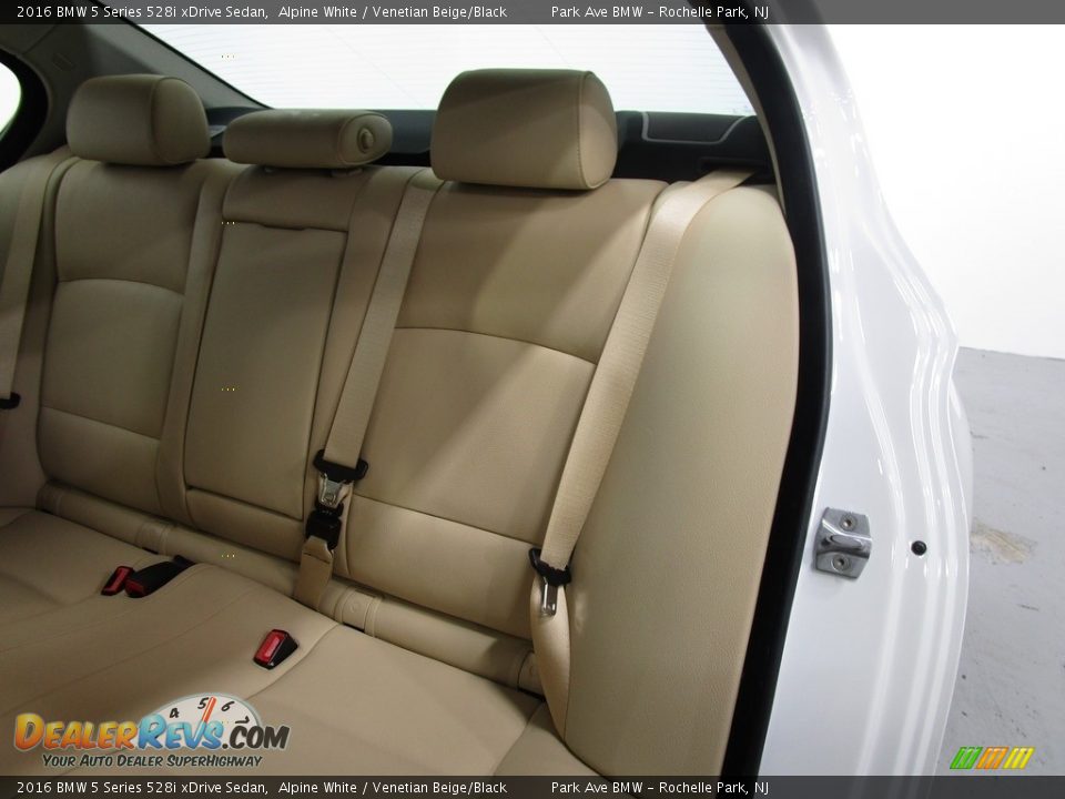 2016 BMW 5 Series 528i xDrive Sedan Alpine White / Venetian Beige/Black Photo #9