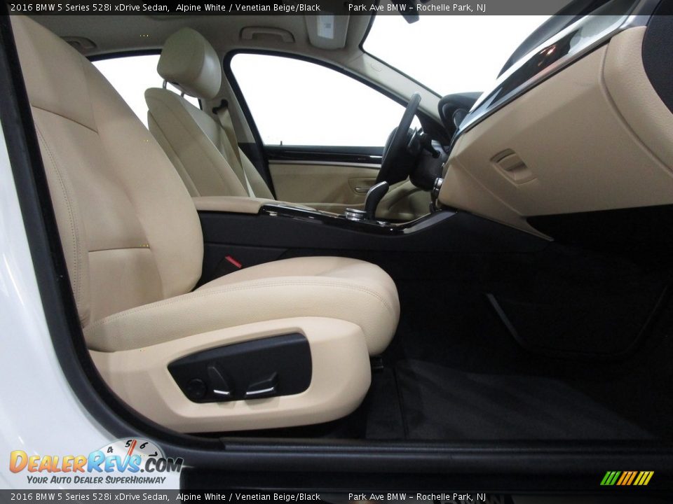 2016 BMW 5 Series 528i xDrive Sedan Alpine White / Venetian Beige/Black Photo #13
