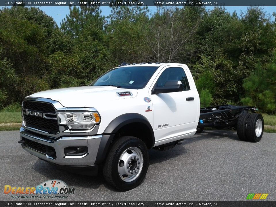 Front 3/4 View of 2019 Ram 5500 Tradesman Regular Cab Chassis Photo #2