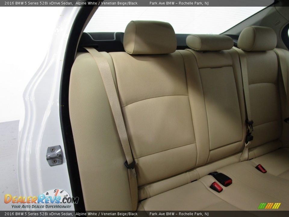 2016 BMW 5 Series 528i xDrive Sedan Alpine White / Venetian Beige/Black Photo #15