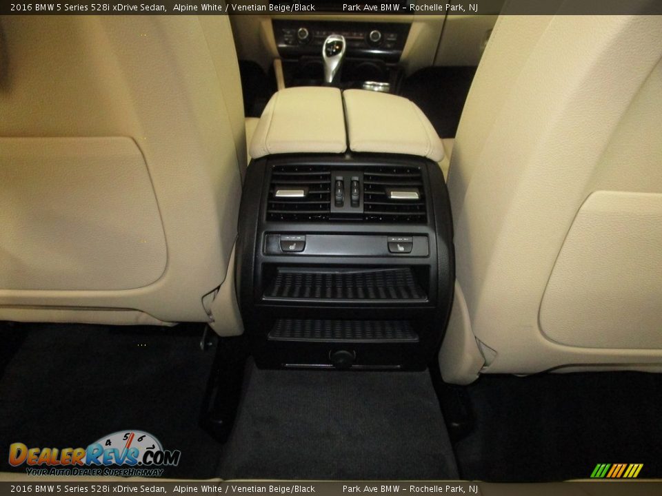 2016 BMW 5 Series 528i xDrive Sedan Alpine White / Venetian Beige/Black Photo #17