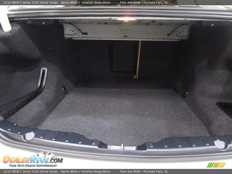 2016 BMW 5 Series 528i xDrive Sedan Alpine White / Venetian Beige/Black Photo #18