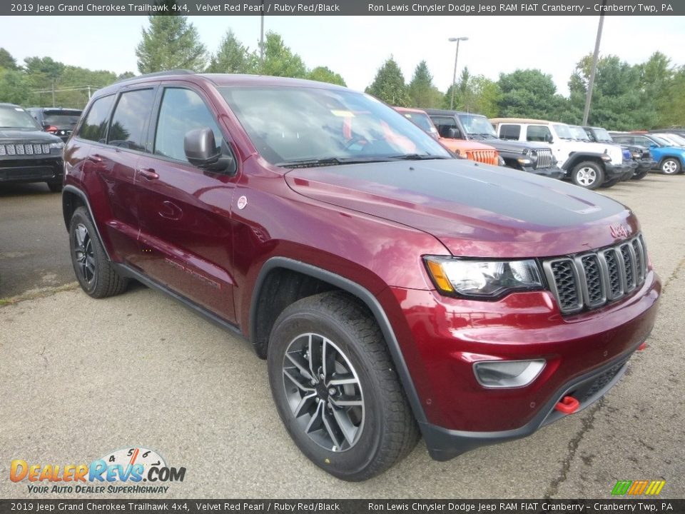 Front 3/4 View of 2019 Jeep Grand Cherokee Trailhawk 4x4 Photo #7