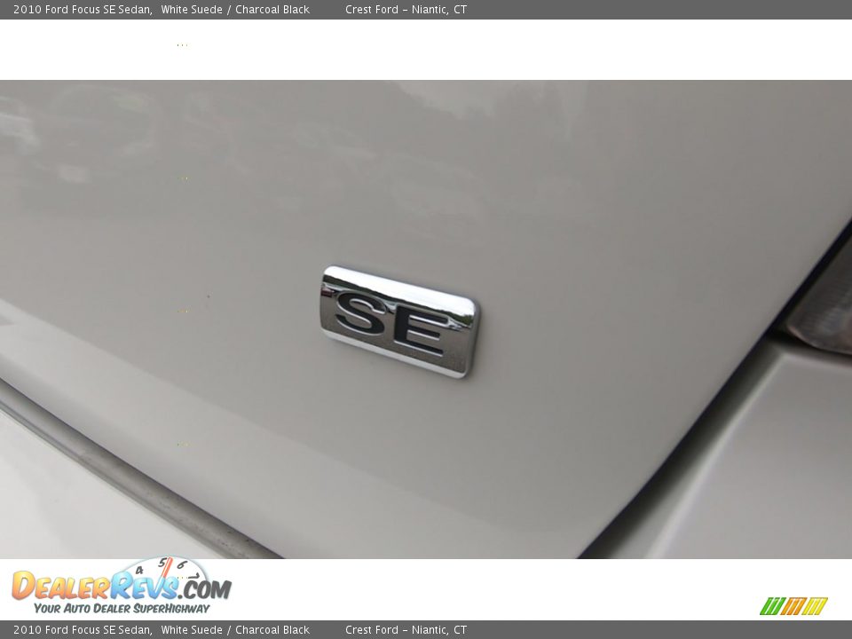 2010 Ford Focus SE Sedan White Suede / Charcoal Black Photo #9