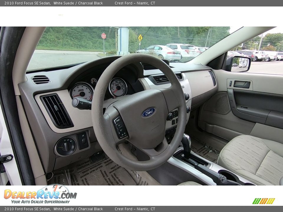 2010 Ford Focus SE Sedan White Suede / Charcoal Black Photo #11