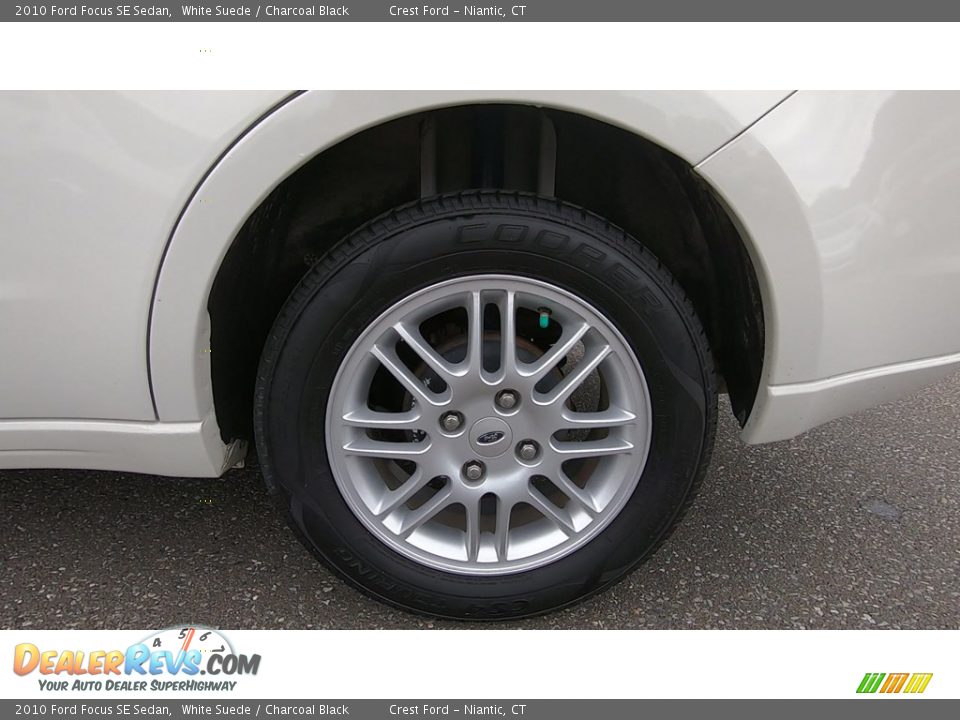 2010 Ford Focus SE Sedan White Suede / Charcoal Black Photo #20