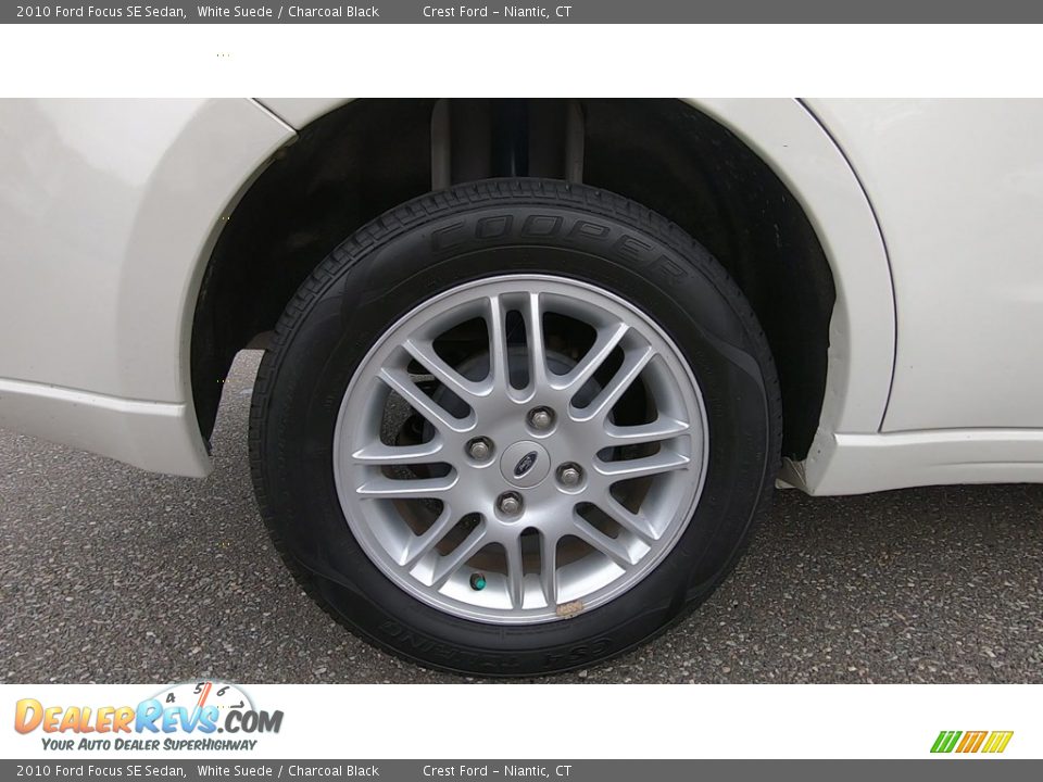 2010 Ford Focus SE Sedan White Suede / Charcoal Black Photo #22