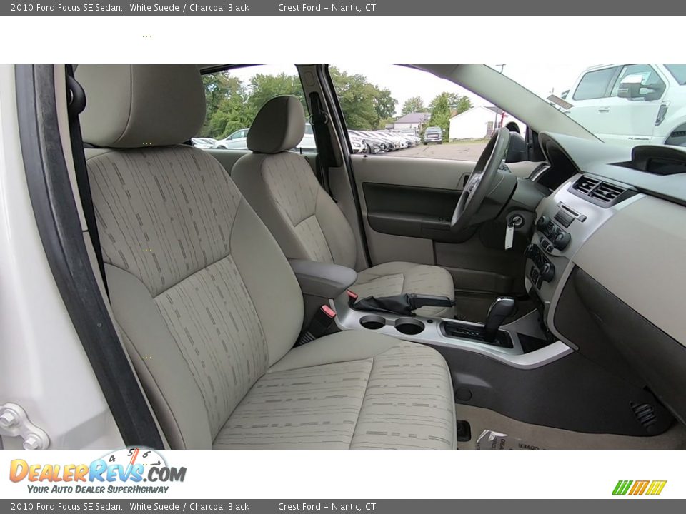 2010 Ford Focus SE Sedan White Suede / Charcoal Black Photo #24
