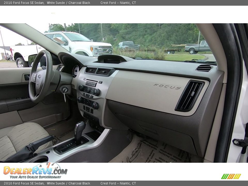 2010 Ford Focus SE Sedan White Suede / Charcoal Black Photo #25