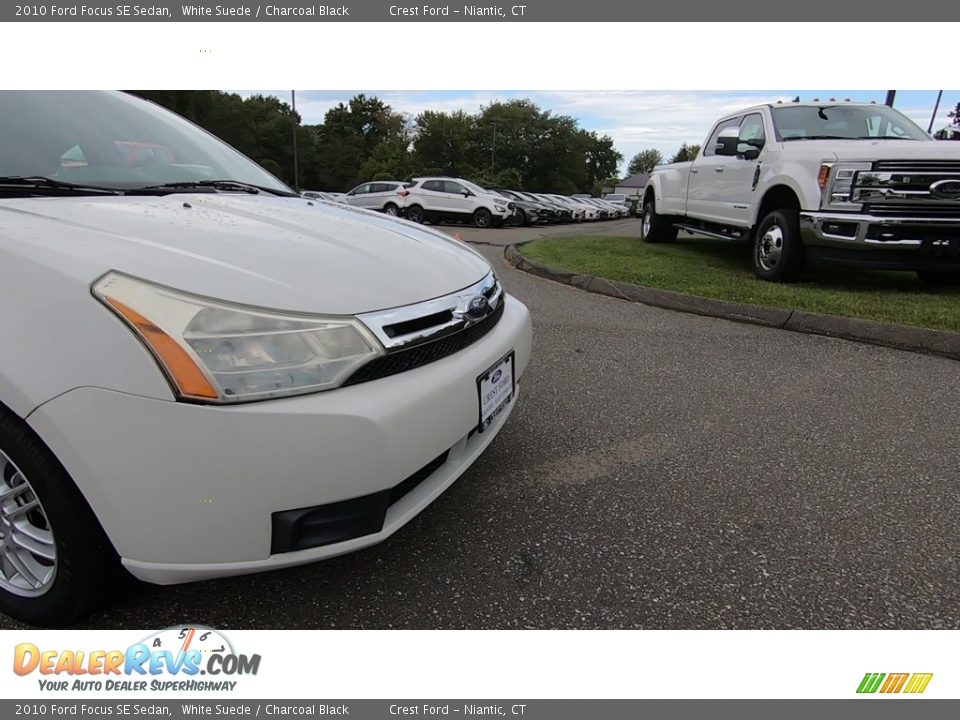 2010 Ford Focus SE Sedan White Suede / Charcoal Black Photo #27
