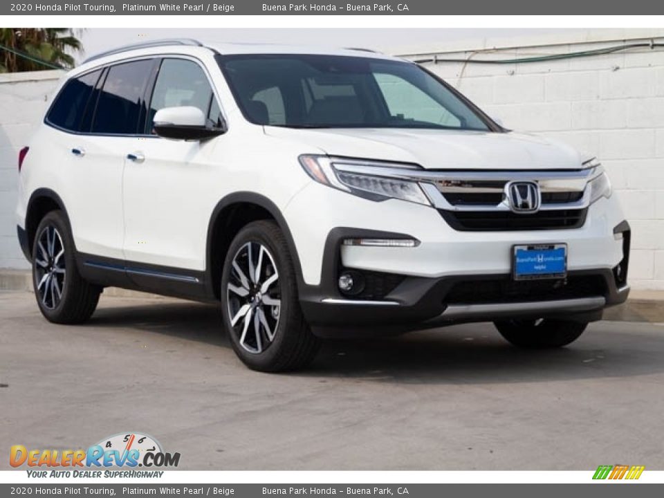 Front 3/4 View of 2020 Honda Pilot Touring Photo #1