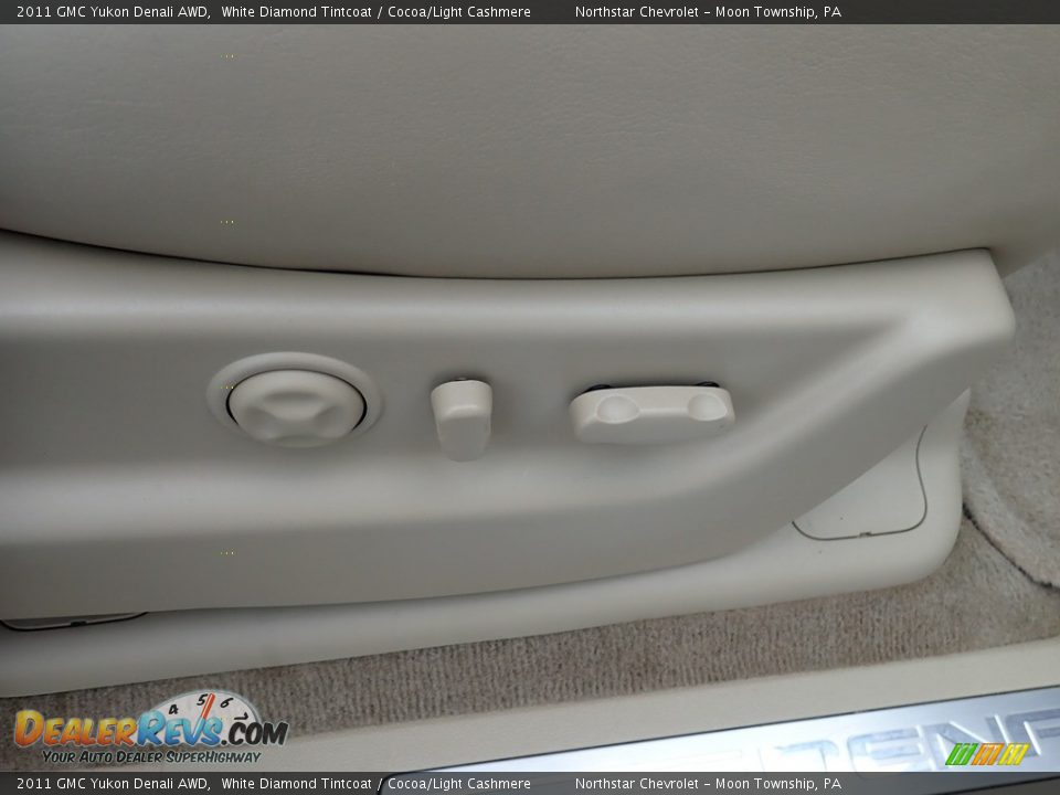 2011 GMC Yukon Denali AWD White Diamond Tintcoat / Cocoa/Light Cashmere Photo #17