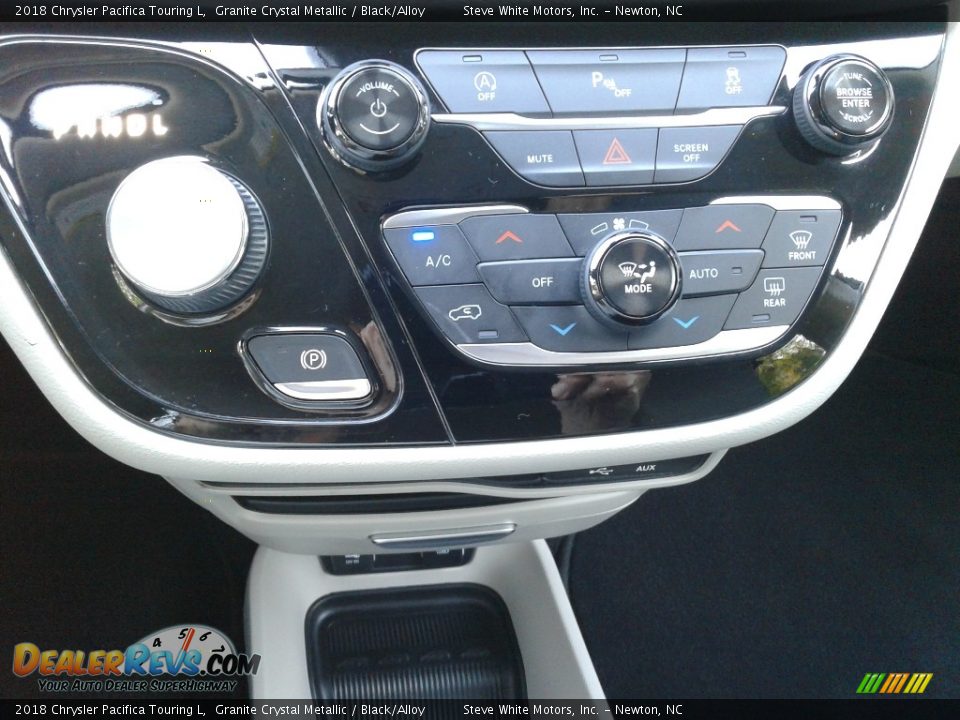 2018 Chrysler Pacifica Touring L Granite Crystal Metallic / Black/Alloy Photo #28