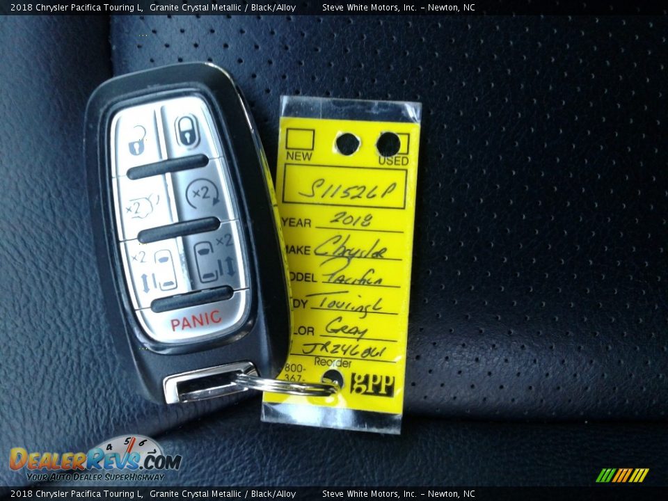 2018 Chrysler Pacifica Touring L Granite Crystal Metallic / Black/Alloy Photo #32