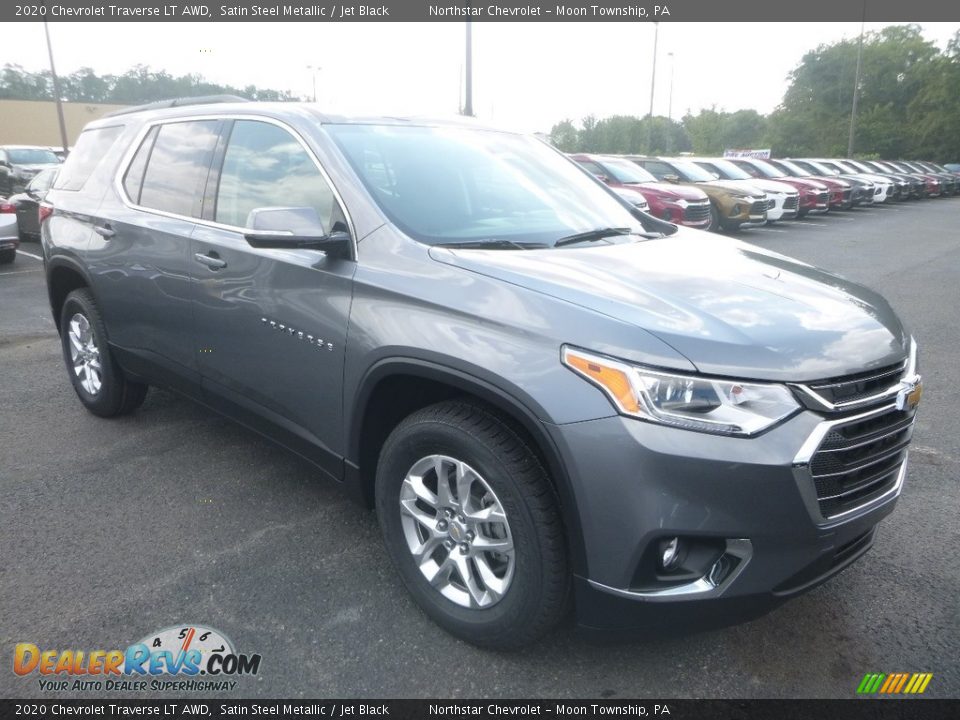 Front 3/4 View of 2020 Chevrolet Traverse LT AWD Photo #7