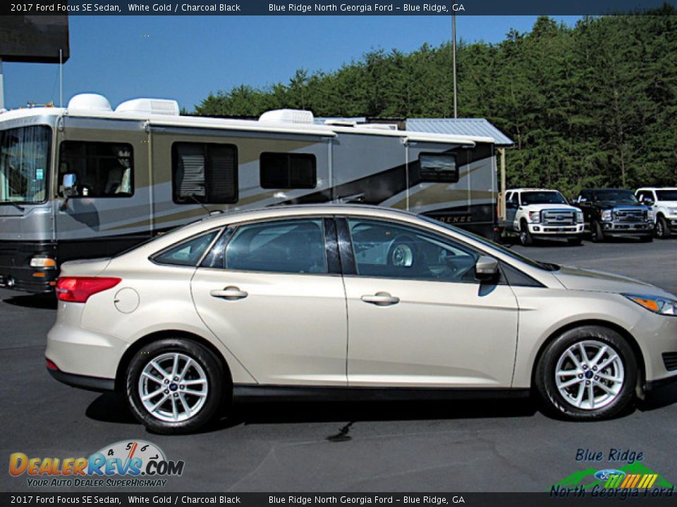 2017 Ford Focus SE Sedan White Gold / Charcoal Black Photo #6