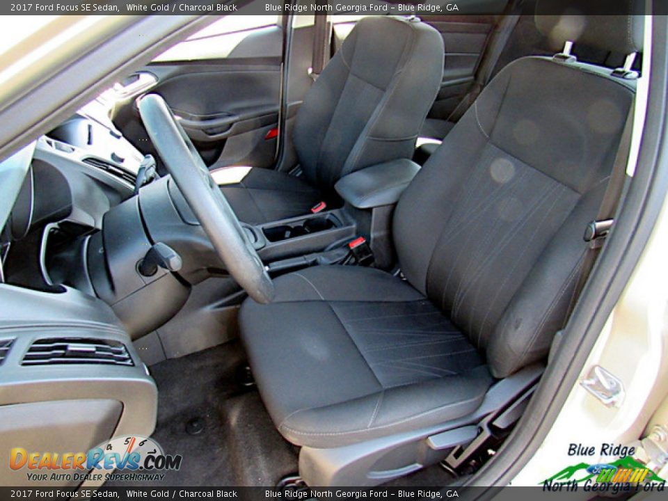 2017 Ford Focus SE Sedan White Gold / Charcoal Black Photo #10