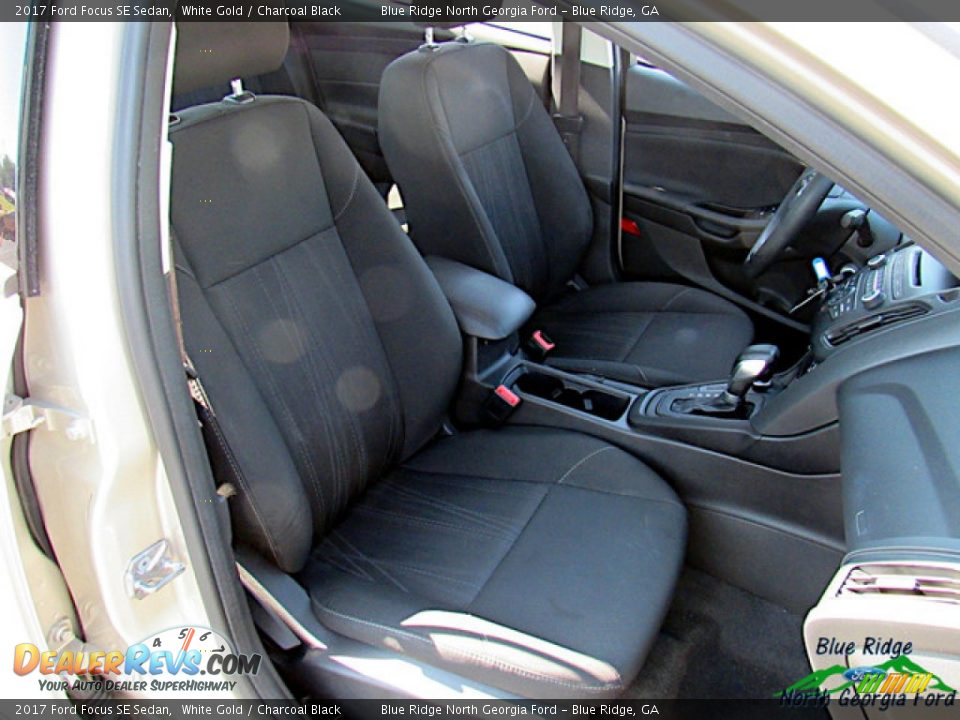2017 Ford Focus SE Sedan White Gold / Charcoal Black Photo #11