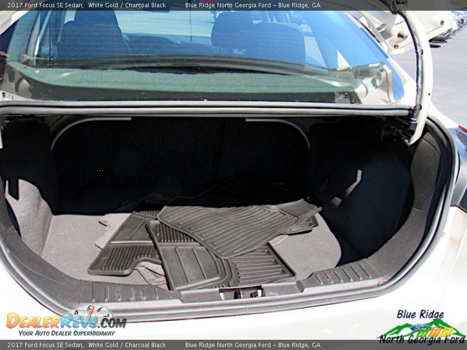 2017 Ford Focus SE Sedan White Gold / Charcoal Black Photo #13