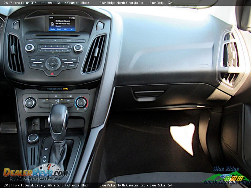2017 Ford Focus SE Sedan White Gold / Charcoal Black Photo #16