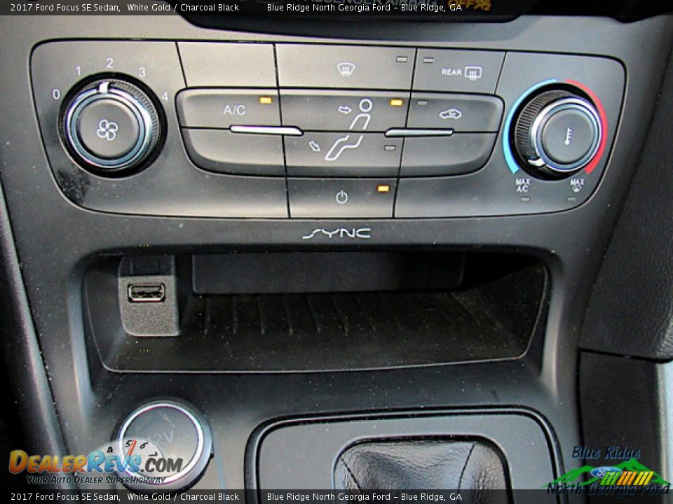 2017 Ford Focus SE Sedan White Gold / Charcoal Black Photo #22