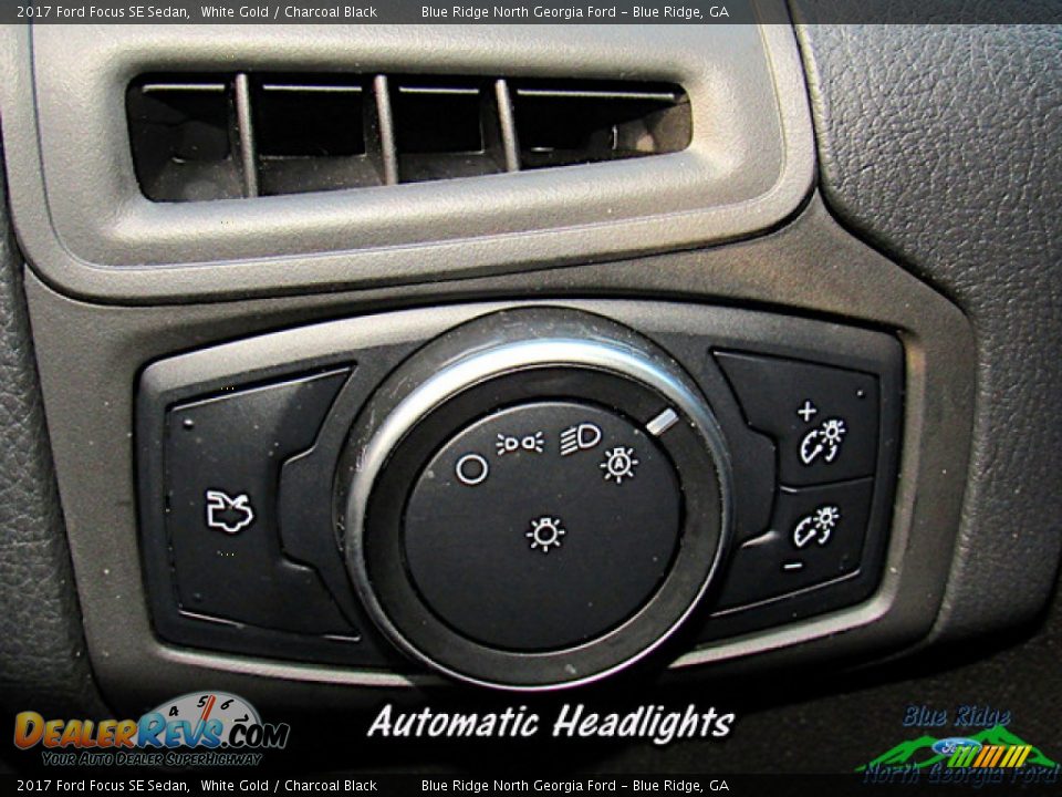 2017 Ford Focus SE Sedan White Gold / Charcoal Black Photo #23