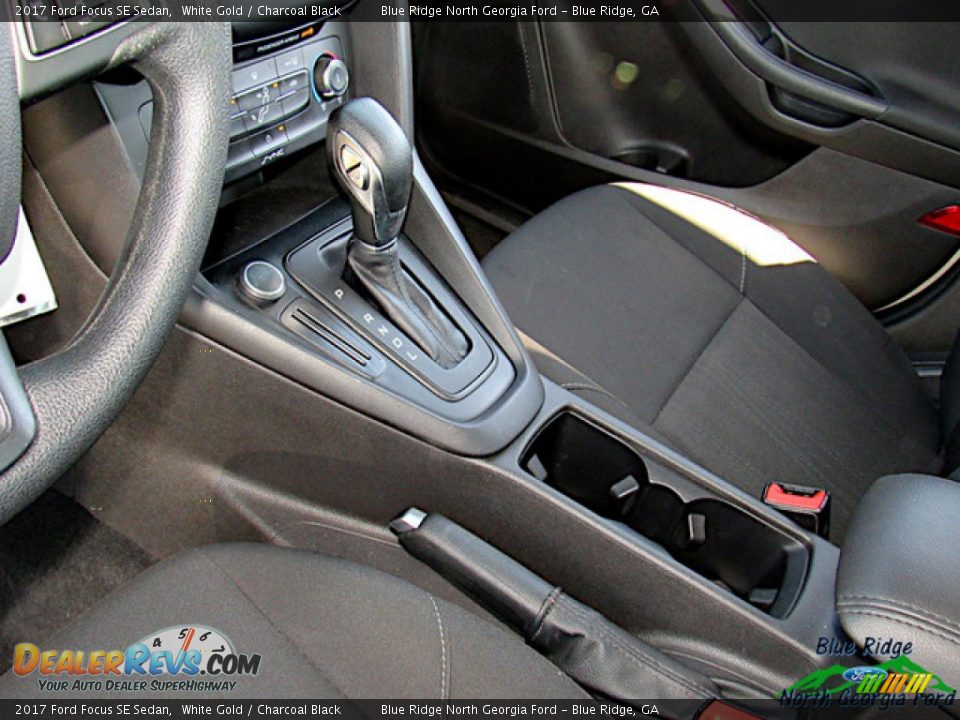 2017 Ford Focus SE Sedan White Gold / Charcoal Black Photo #24