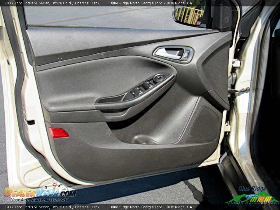 2017 Ford Focus SE Sedan White Gold / Charcoal Black Photo #25
