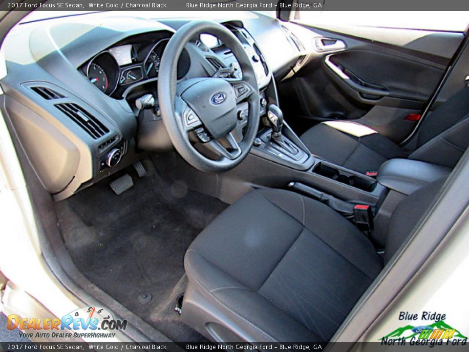 2017 Ford Focus SE Sedan White Gold / Charcoal Black Photo #26