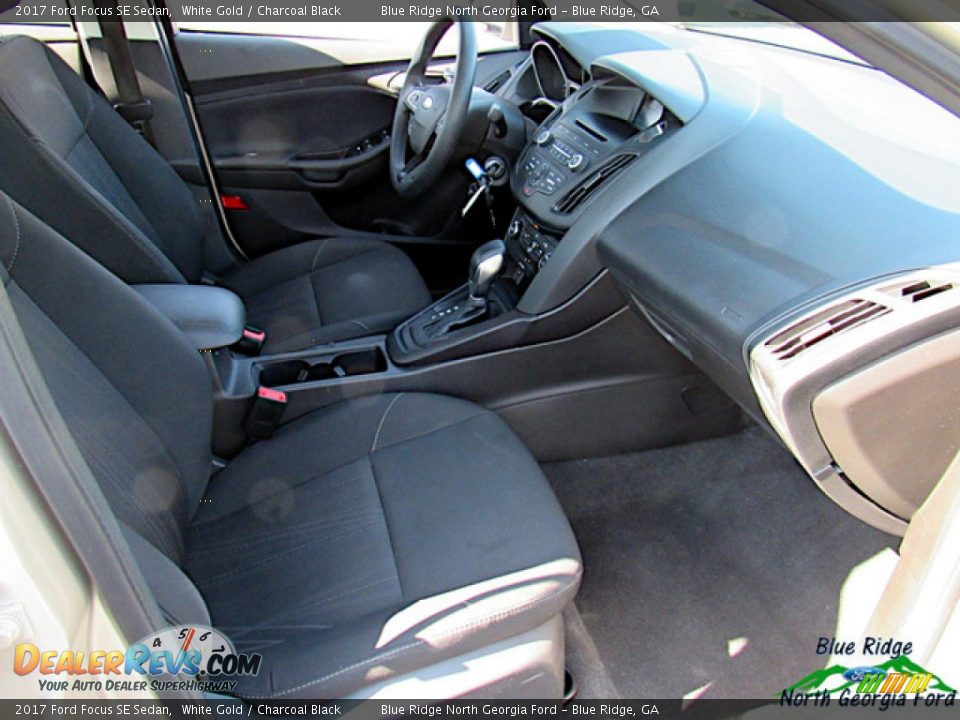 2017 Ford Focus SE Sedan White Gold / Charcoal Black Photo #27
