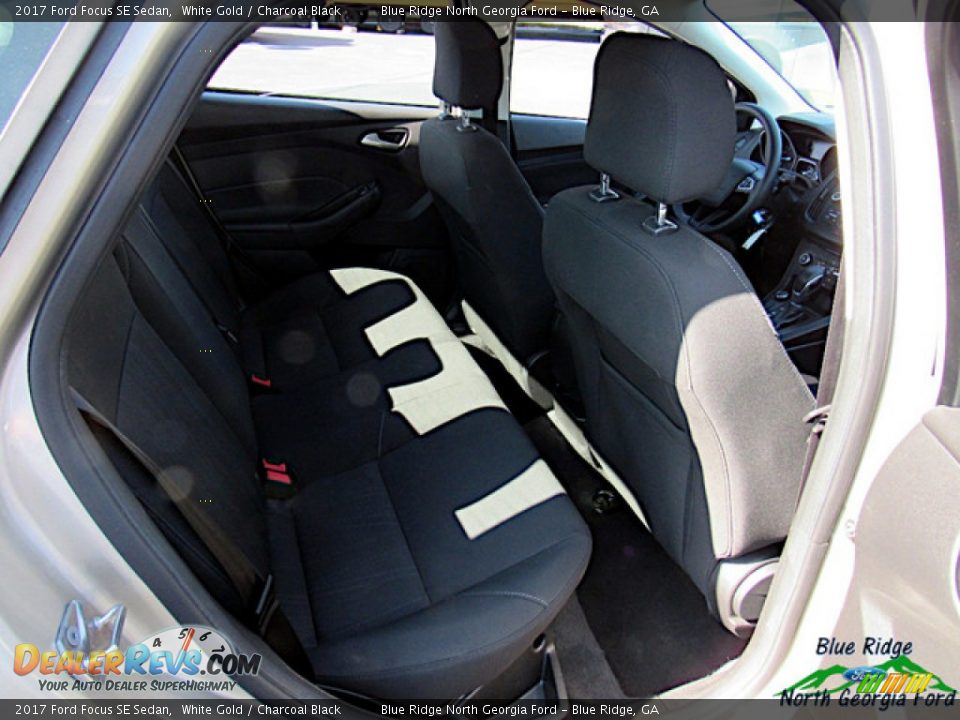2017 Ford Focus SE Sedan White Gold / Charcoal Black Photo #28