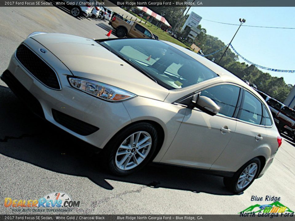 2017 Ford Focus SE Sedan White Gold / Charcoal Black Photo #29