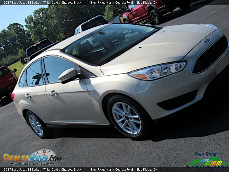 2017 Ford Focus SE Sedan White Gold / Charcoal Black Photo #30