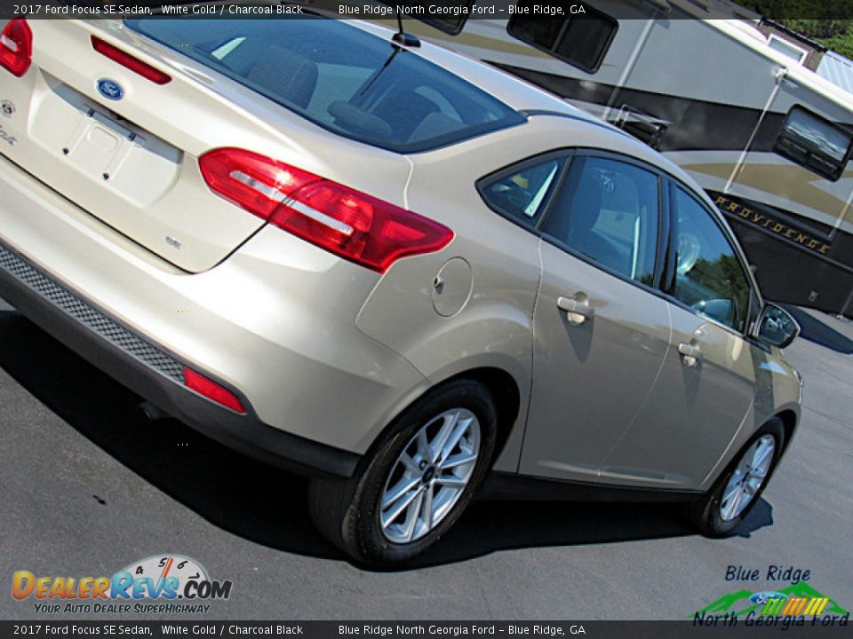 2017 Ford Focus SE Sedan White Gold / Charcoal Black Photo #31