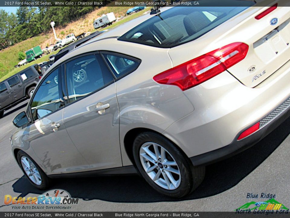 2017 Ford Focus SE Sedan White Gold / Charcoal Black Photo #32