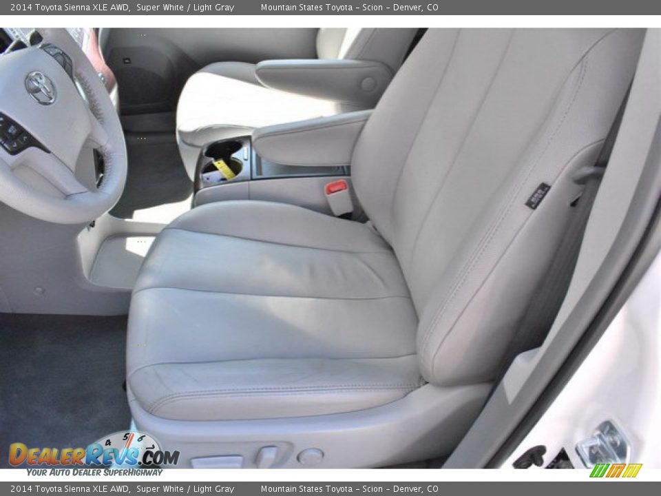 2014 Toyota Sienna XLE AWD Super White / Light Gray Photo #11