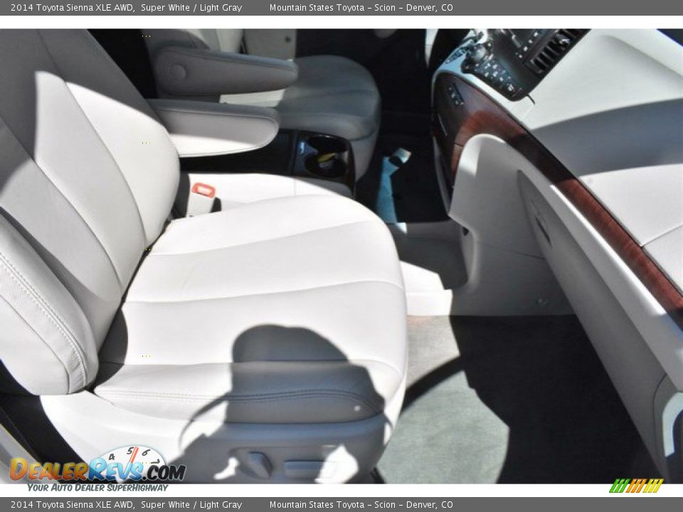 2014 Toyota Sienna XLE AWD Super White / Light Gray Photo #18