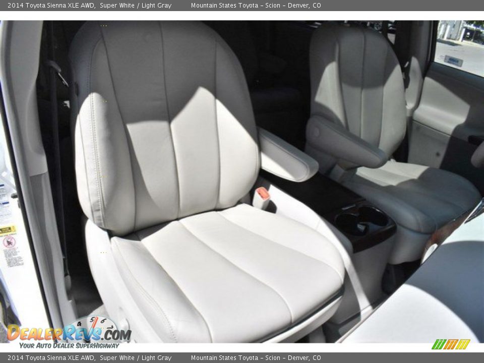 2014 Toyota Sienna XLE AWD Super White / Light Gray Photo #19