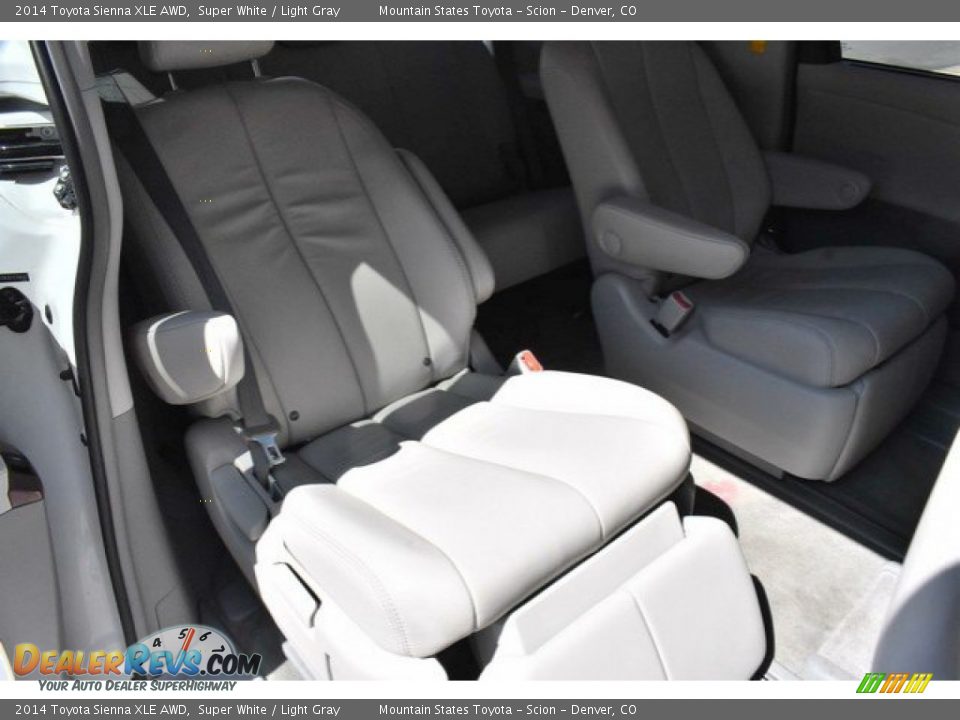 2014 Toyota Sienna XLE AWD Super White / Light Gray Photo #24