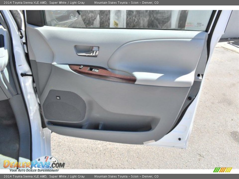 2014 Toyota Sienna XLE AWD Super White / Light Gray Photo #28