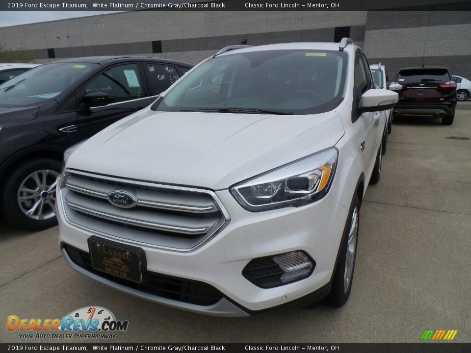 Front 3/4 View of 2019 Ford Escape Titanium Photo #1