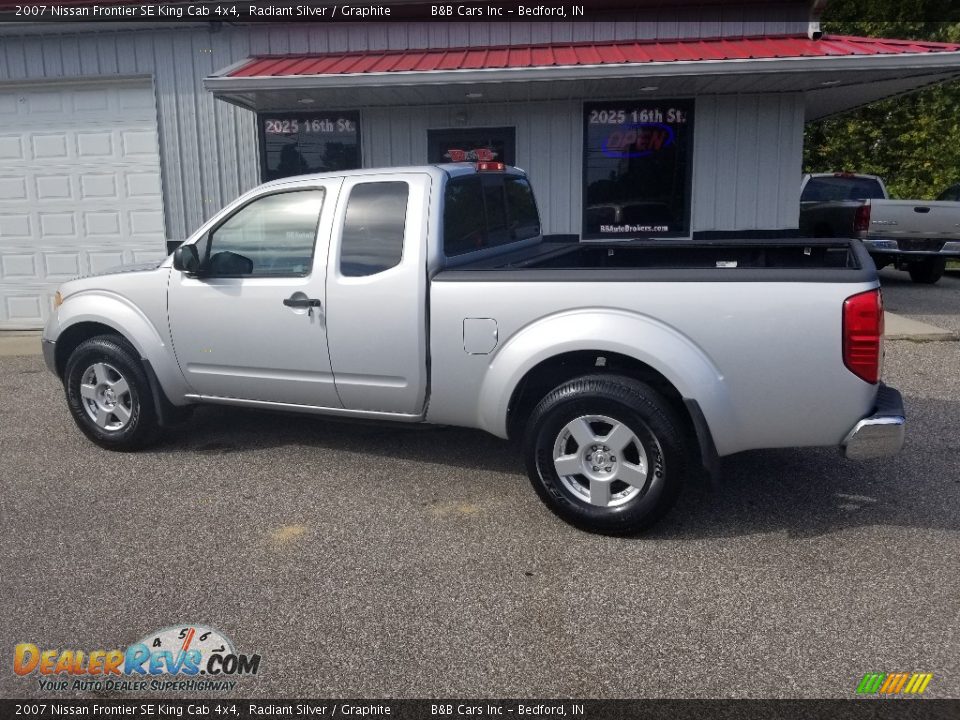 2007 Nissan Frontier SE King Cab 4x4 Radiant Silver / Graphite Photo #2