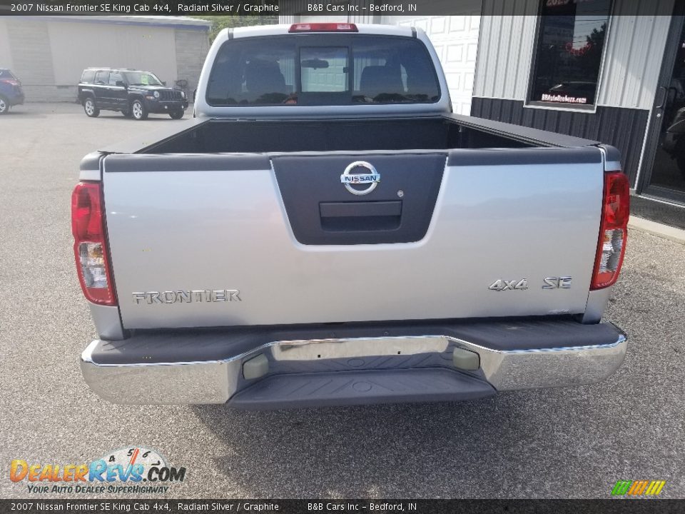 2007 Nissan Frontier SE King Cab 4x4 Radiant Silver / Graphite Photo #4