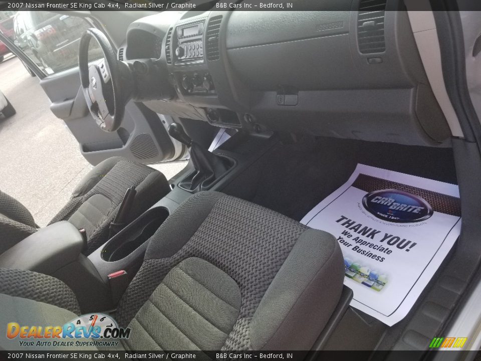 2007 Nissan Frontier SE King Cab 4x4 Radiant Silver / Graphite Photo #22